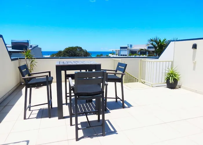3 Bedroom Central Beachside Kingscliff Apartment With Pool