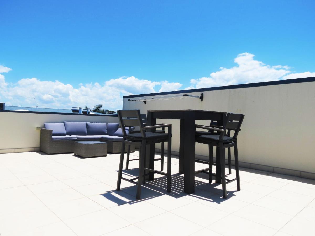 Apartment 3 Bedroom Beachside With Pool *